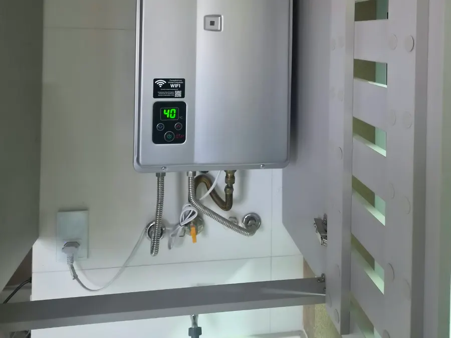 Aquecedor de passagem a gás instalado na área de serviço